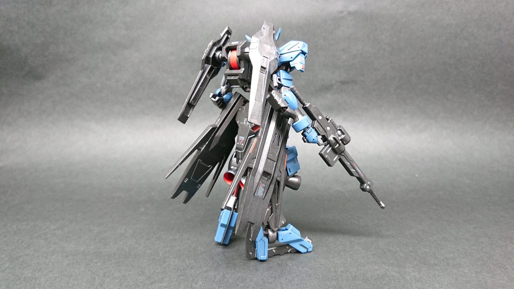 フレームは焼鉄色、シリンダー等はゴールドとシルバーで塗装しました