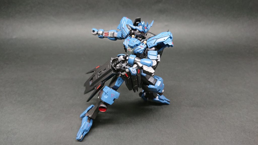 アニメさながらのポージングもできる稼働範囲には驚きです