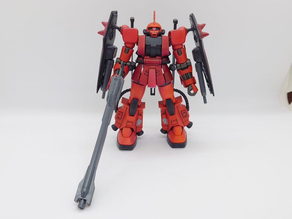 シン・マツナガ専用 高機動型ザクⅡをベースに、ブレイズザクファントムの肩、ギラ・ドーガの腕をミキシングして、赤色塗装で仕上げています。