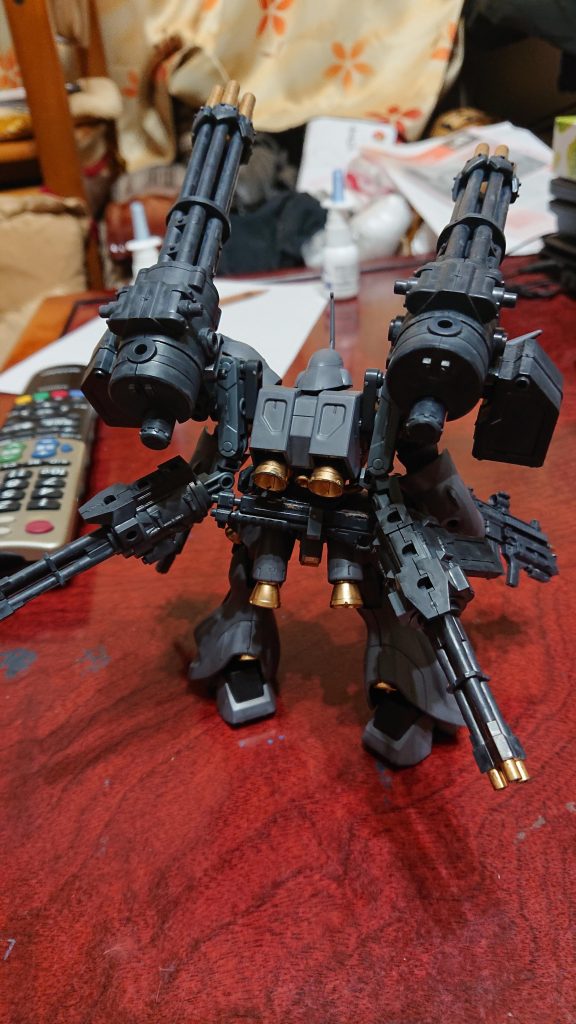 アレクサンダーはデザイン的にはＦＦ6、7のが好きですが、ガンプラの良さを求めたら13に出てくる奴がどことなくケンプファーに当てはめれそうと思いとりあえず重火器もりもりに。