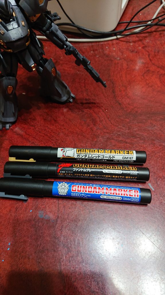 今回のガンダムマーカーはこの三色。SEEDグレーがいい仕事しました。