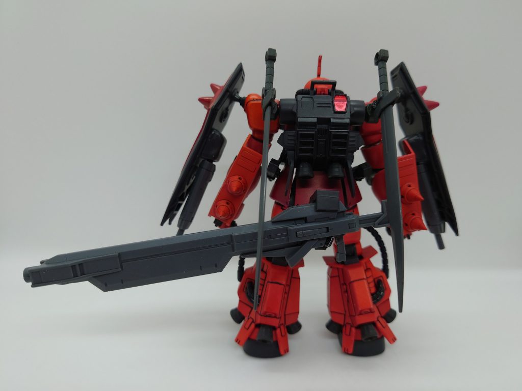 腰はビームライフルをマウントできるように改造しています。