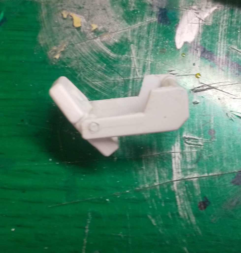 X1の右腕部のビームシールドの基盤をRGの様に可動するようにしました。