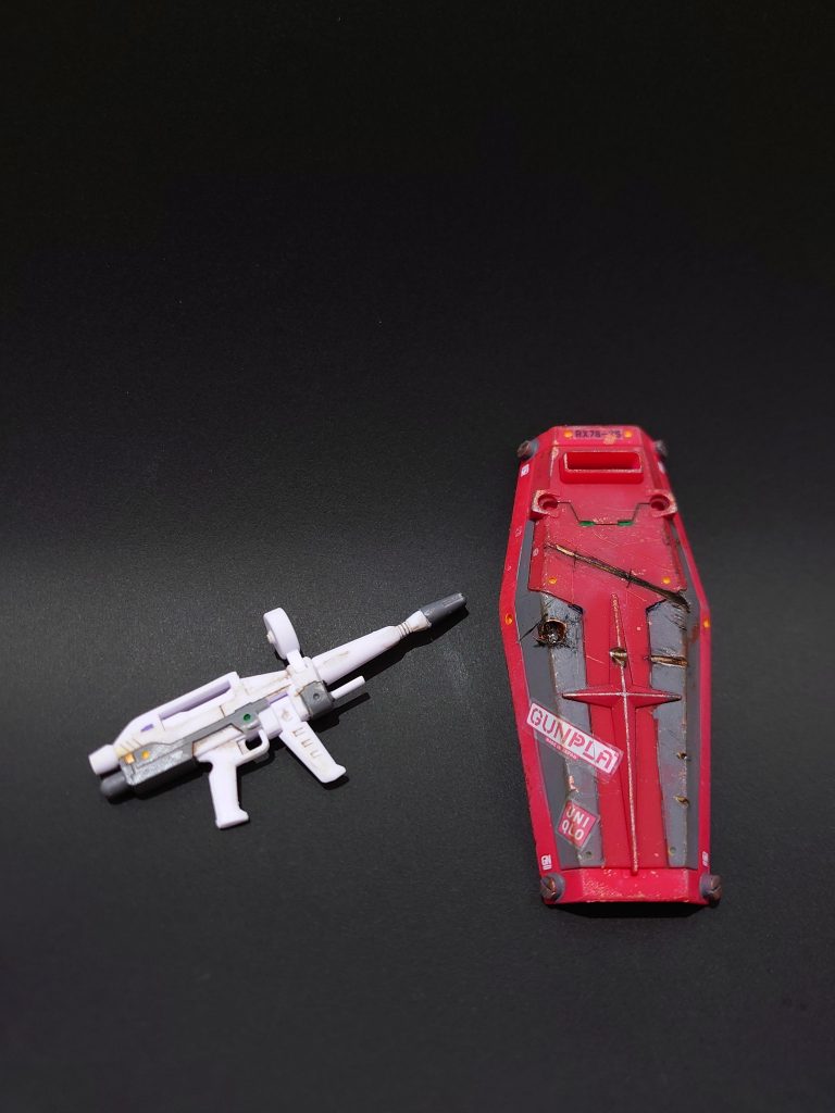 シールドは、破損加工して僅かに、ウェザリングマスターブラックにて着色しています!