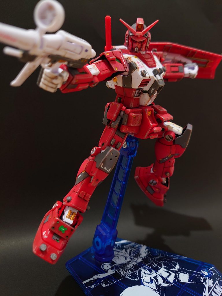 前面のスカート部分を切断し、左右異なる動きに変化させています