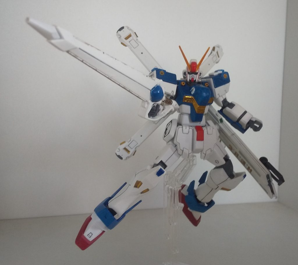 X1をベースにX3のパーツを使いました。頭部、左腕をX3のものとし、i・フィールドジェネレーターを装備しました。i・フィールドジェネレーターは当初、両腕に組み込む予定で自作しましたが、X3の既成パーツを使うことにしました。右腕はX1でビーム・シールドの基盤をRGの様に可動する様に加工しました。