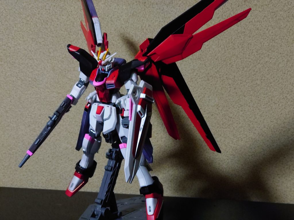 もともとは姫路を中心に活動されているポップロックボーカリスト「たかりな」こと高見梨奈さんをイメージしてカラーリングしたフリーダムガンダムを作ってて、それを改修しました(θ‿θ)たかりなちゃんの楽曲が近々カラオケで配信されるみたいなのでそちらも色んな人に届きますように🌈