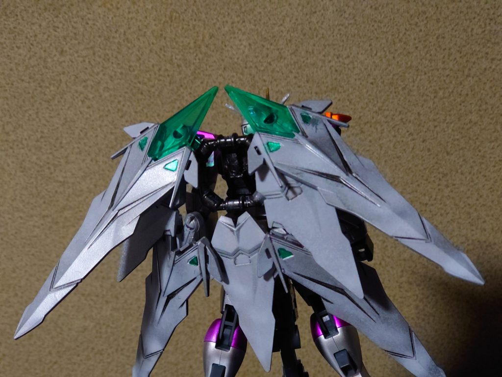 ミラージュコロイドシステムの応用でバックパックの「イーグレットシルエット」から発光することで自分が歌う姿を色んなところに投影できる。