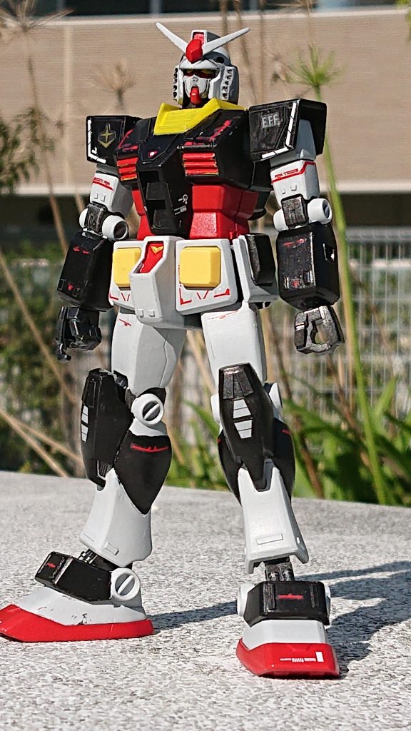 汚し前の、艶消し。近所の公園にて。嫁がついに出産前の里帰りに入りました。5月人形に武者ガンダムを二体、産まれる子と長男の五月人形を作れと指令を残して(笑) 