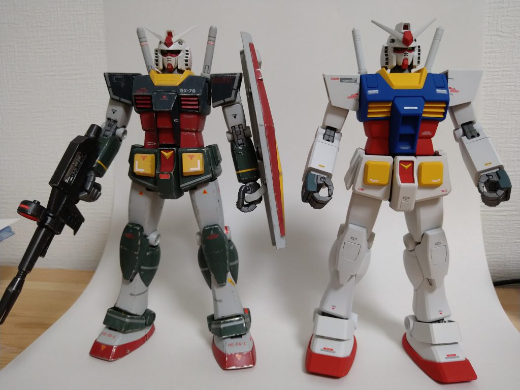 素体とver.2.0の比較です。頭が前後のモナカ割りなので合わせ目消しが必要ですが、それ以外は気を使わずに組めました。カッコ良い。