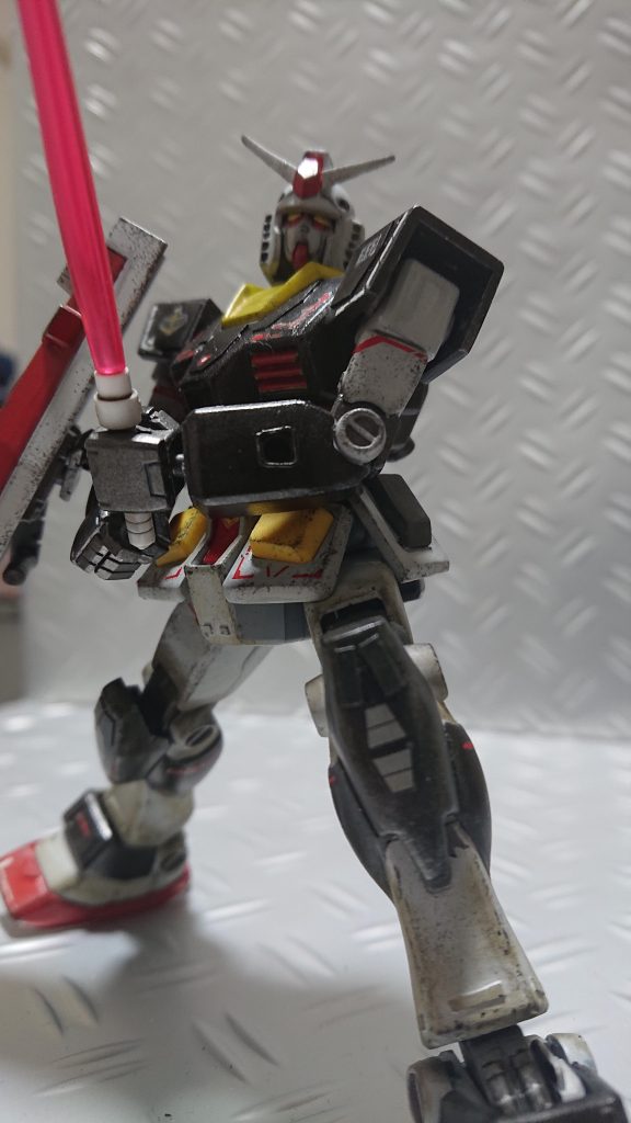 リアルタイプっぽいカラーと、プラ板貼り、軽くウェザリング。今回はデカールもアストレイのモノが半値で売っていたので使用しました。肩のマーキングはネモのものです。 