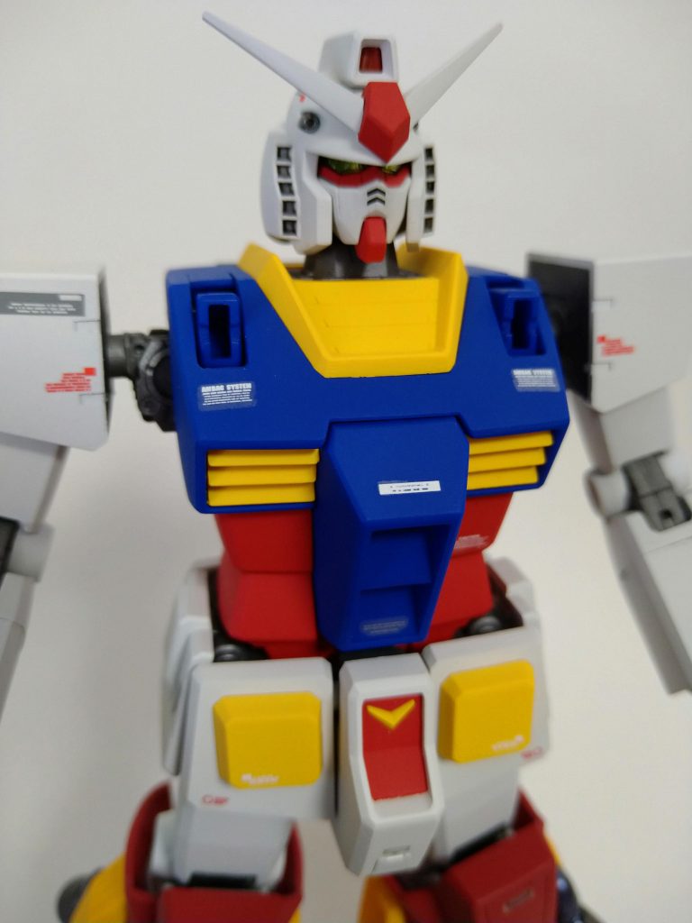 ガンダムの青について。今回青をガンダムカラーのブルー11で塗りました。この青ですか実物を見ると目がチカチカする様な感じです。狂四郎を作りながら昔を思い出し、この色味について一つ思い出したことが、、ガンプラオヤジ世代の方たちは1990年前後にF1ブームを体験しているのではと思います。模型誌の特集が毎回F1、カーモデルと言う今では考えられない時代だったと思います。ここで一つの論争が、、マルボロレッドは赤なのか蛍光ピンクなのか問題、あれは確か写真媒体で赤になる様に、実写はピンクで塗ってますだったと思います。ガンダムブルーも実物は、これじゃない感が、凄いですが、写真だとそこまでの感じがしないので、このような事を思い出しました。