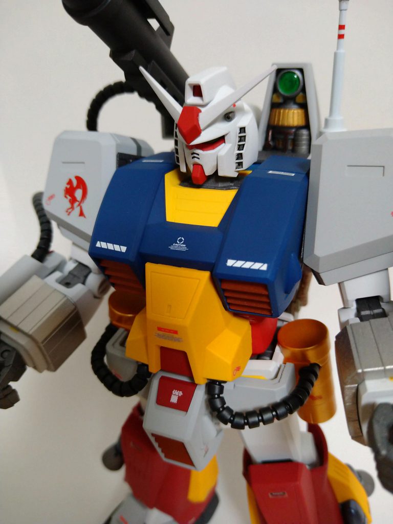 センサー周りも塗り分けてます。レンズは蛍光グリーンで、ブラックライトで光ります。腰のタンクはパールゴールド、時計バンドの銀も綺麗に塗れましたよ?