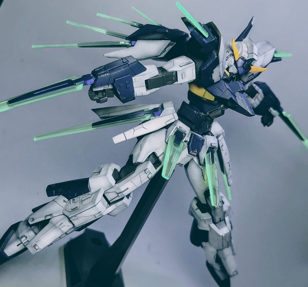 本体色を暗めにしてしまったのでCファンネルのクリアパーツが浮き気味にクリアグリーンとかどう処理していいかわからない