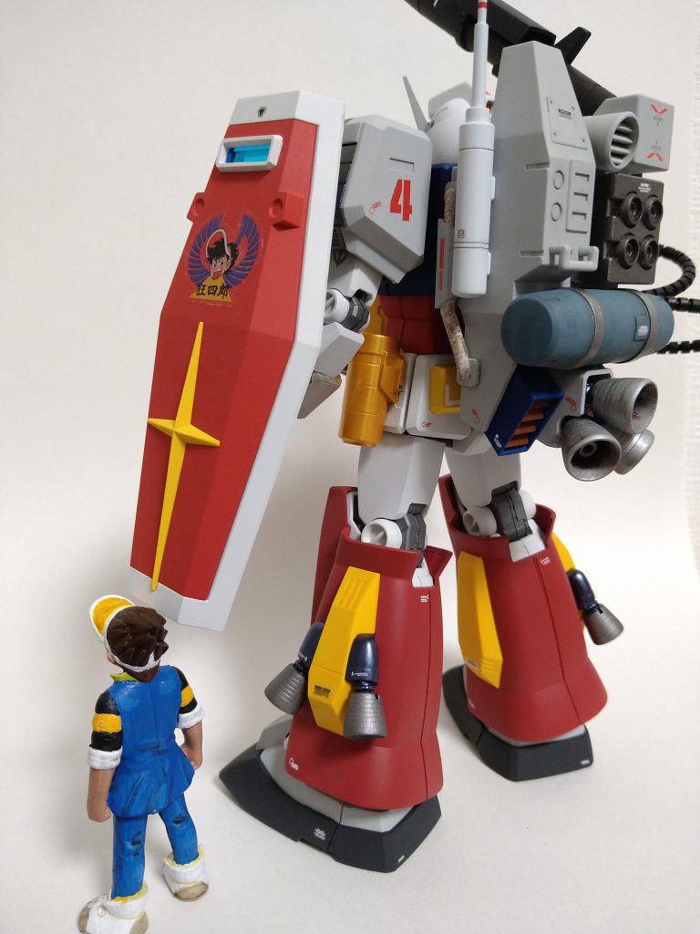 左。シールドに狂四郎を貼りました。貼ってない作例が多いような気がしますがパーフェクトガンダムはダサさも必要だと思いきりました。旧キットのデカールも有ったのですがキット付属のシールで勝負しました!このキットはシールドの除き窓にクリアーパーツが付いています、旧キットガンダムの様にクリアーブルーとしてみました。左肩の4は四郎の4です!