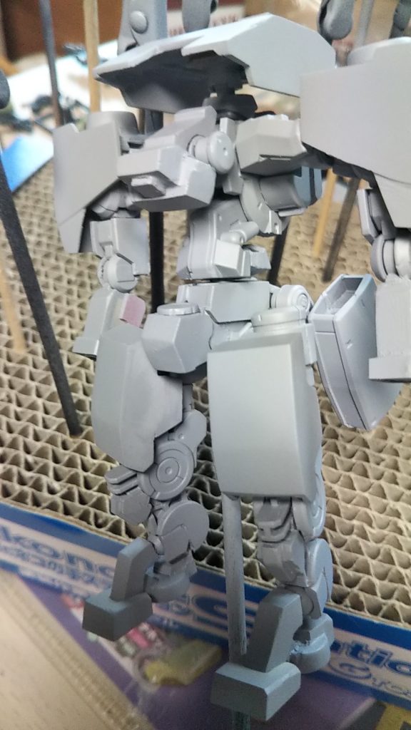 一部の外装を作り、最初のサフ。このときはまだカラーに迷ってました