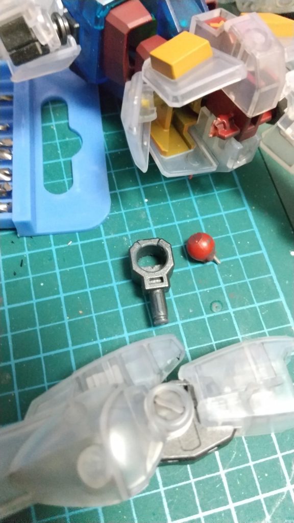 股関節のボールジョイント基部も塗装してしまった為、抵抗が大きくなり、脚を動かしたら元からもげました。ボールジョイントの塗装、ダメ。絶対。このトラブルも、もう慣れたもので、針金で補強して修理しました。一般的には真鍮線を使うらしいですが、私はゼムクリップの針金を使っています。クリップの長さだと容易に曲がりますが、短いと容易には曲がらず、補強に使えます。ピンバイスは0.8mmを使っています。