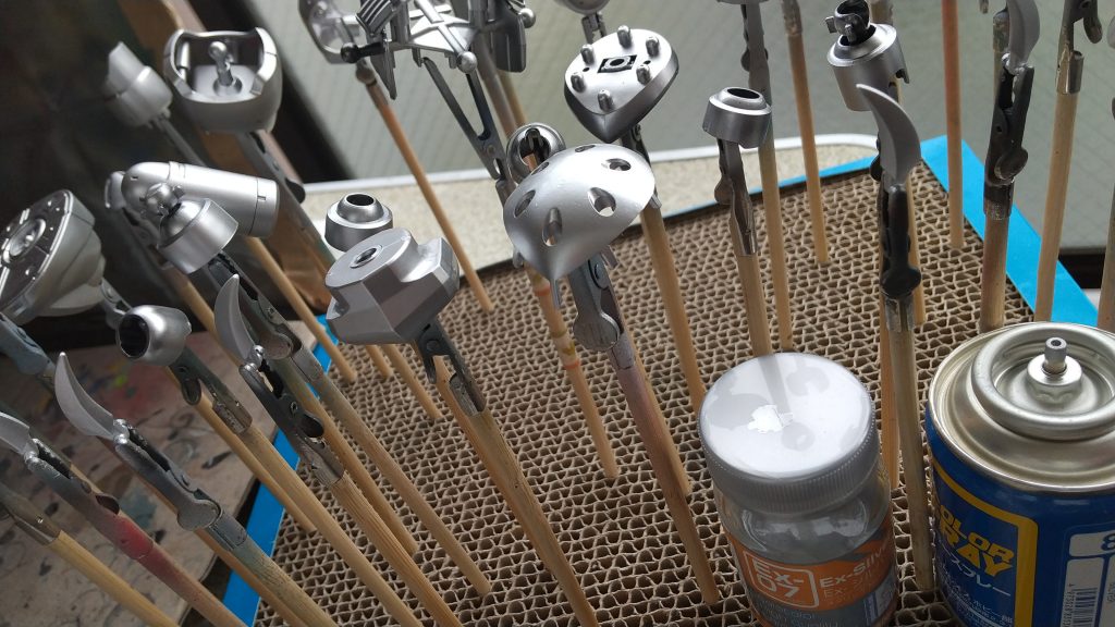 下地にはシルバーを使ったのですが、このままで完成にしたくなっちゃいます。以前作ったシルバーのギャンと並べたら映えますね。