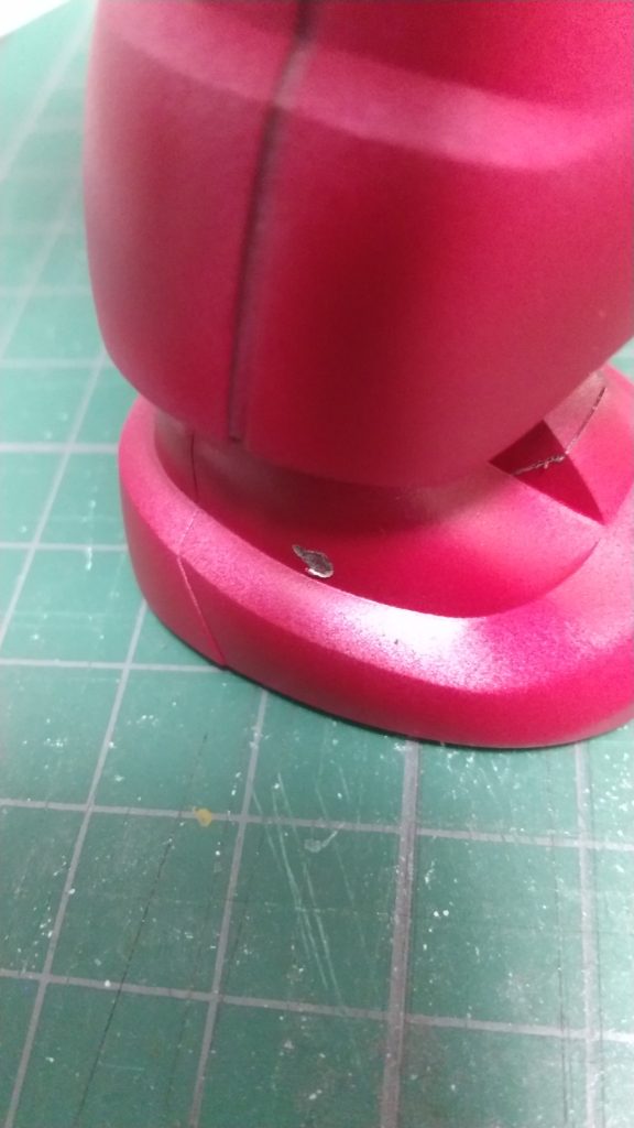 今回はトップコートを吹かない事にしました。塗装がすれてハゲて、下地のシルバーが見えたら、いわゆるハゲチョロ塗装したのと同じ様になるのではないかと。言ってる傍から、塗装がハゲました。全体にこんな感じのハゲが出来たら、これはこれでカッコイイと思いますヽ(^。^)ノ