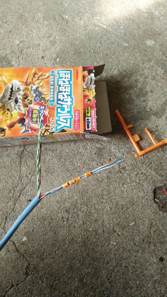 ＬＡＮケーブルとほねほねザウルスのランナーで動力パイプを制作 