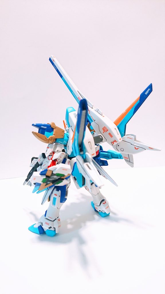 後ろ姿もいかつい。