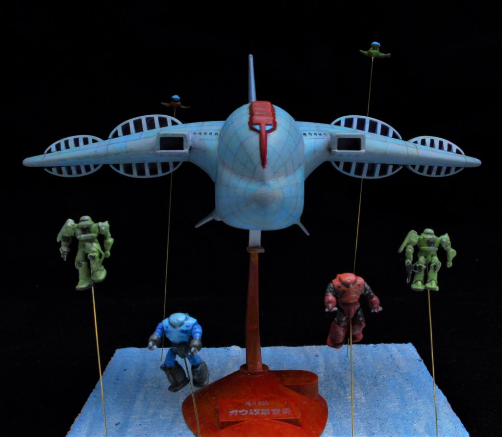 ザクとズゴックは手足を一旦切り離して、それらしいポーズにしました。