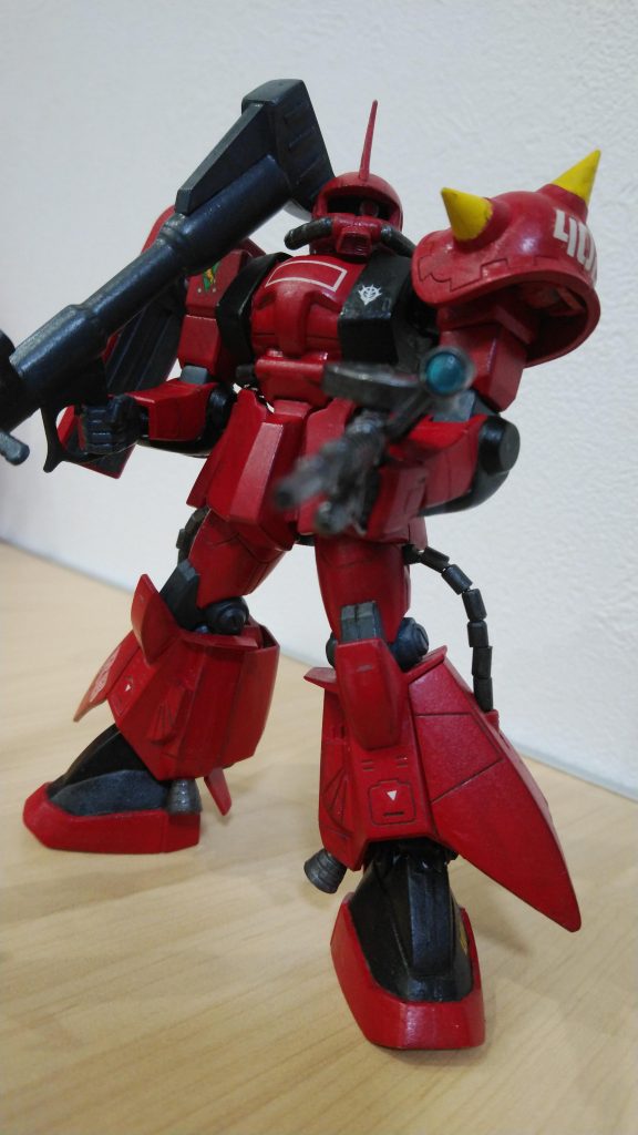 モノアイ、バズとマシンガンのスコープはクリアパーツのランナーをぶっさしてます。 