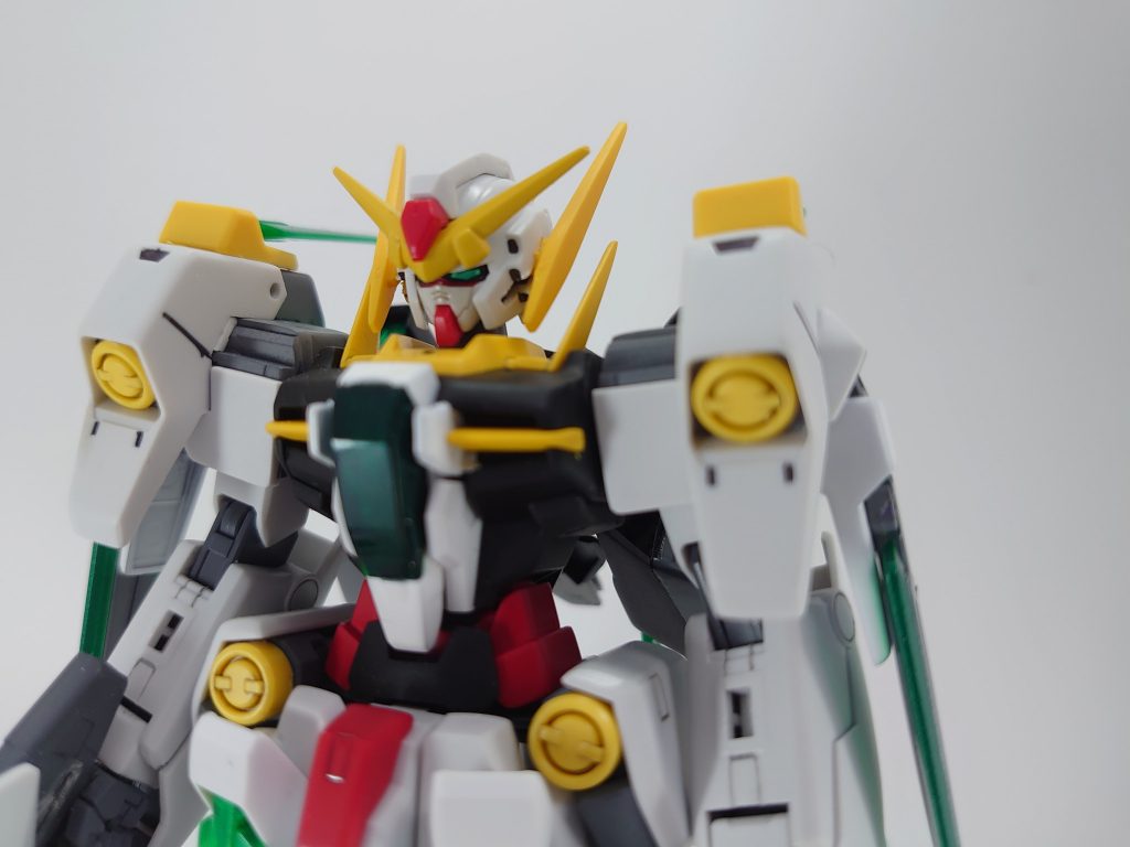 カラーリングは通常の青を基本とした機体からヴァーチェカラーにしました。頭部には新たにファンネルを操作、制御する為にタクビカルアンテナを横と後ろ計3本増設