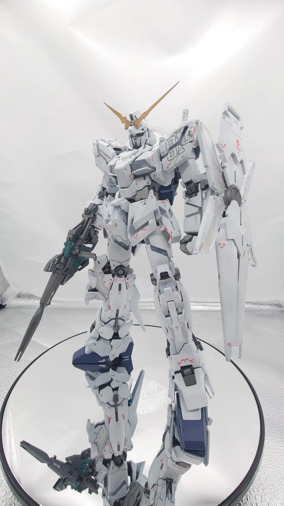 電飾ギミックのために全てのパーツに塗装、デカール、トップコートをしてから組み立てました。分解も怖いので仮組はせず。