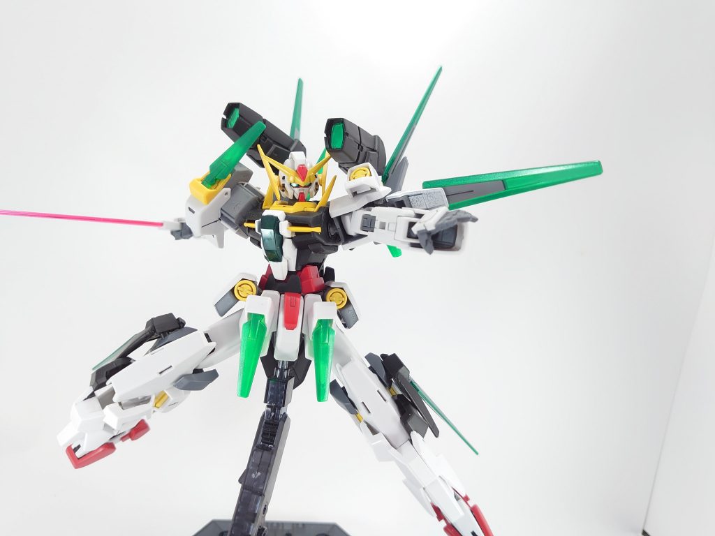 膝に収納されているビームサーベルは使用可能