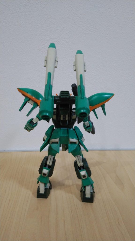 キット自体のプロポーションは良好です。シールドは肉抜きがものすごくて手がつけられず、今回は持たせてません。 