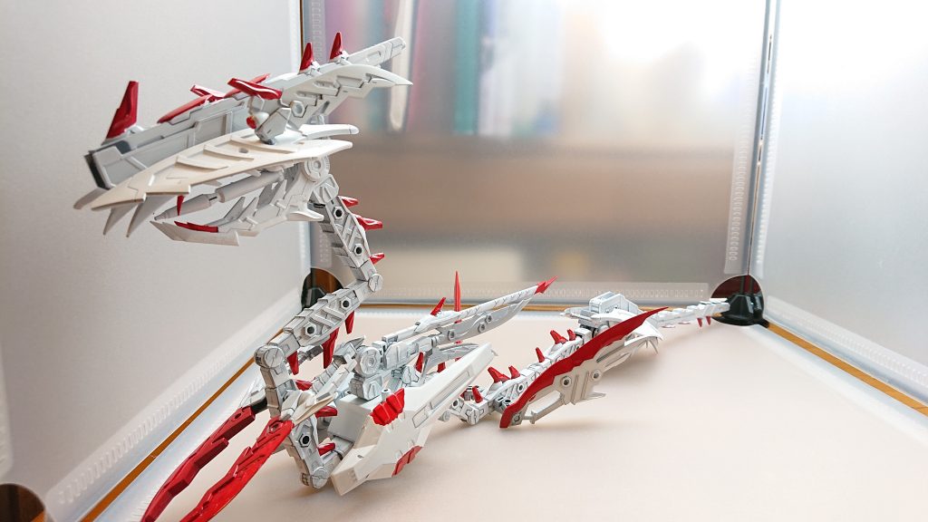 メディクス専用支援機クスシ巨大な白蛇の姿をしておりフェルニル同様大昔の大戦から存在している自分の意志を持っており、その赤い牙からはあらゆる病と傷を治す薬を生み出す世界ではその能力故に伝説の存在と語られていた一方で戦闘では体で敵機体を巻き付けて締め付ける攻撃を仕掛け、金属の腐食、システムを狂わすウイルスなど様々な毒を放つことができる