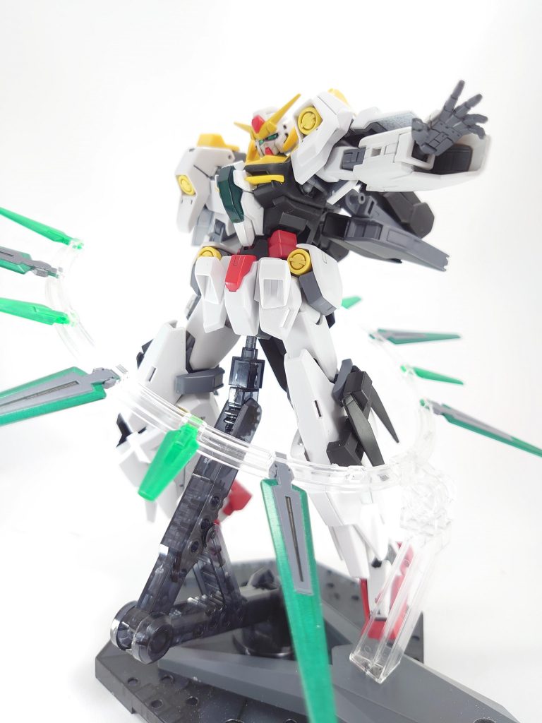 この機体のメイン武装ソードファンネル スローネツヴァイのファングを素に新生ソレスタルビーイングが開発した全てのビットの原型になったもの攻撃はもちろん、ファンネルからGN粒子を噴出し防御にも使用可能