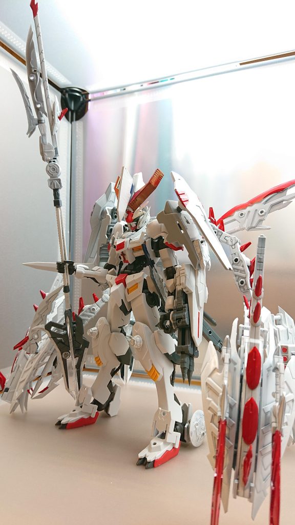 アスクーレメディクスバルバトスメディクスがクスシと合体した強化形態バックパックには二つの巨大な蛇の頭部が搭載され、その牙から薬や毒を放つまた、白蛇の槍も強化され、槍の先端からクスシの毒を放つことができる