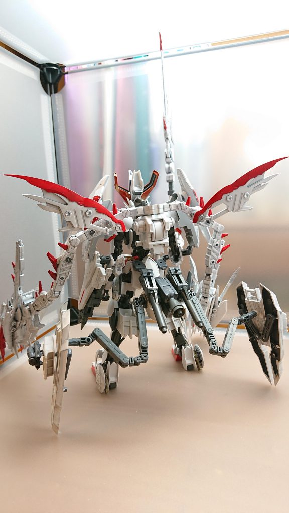 メディクスが使用していた背中のバックパックは腰に装備され機体のバランスを保つ役目と戦闘補助、救助活動のサポートを行うことができる