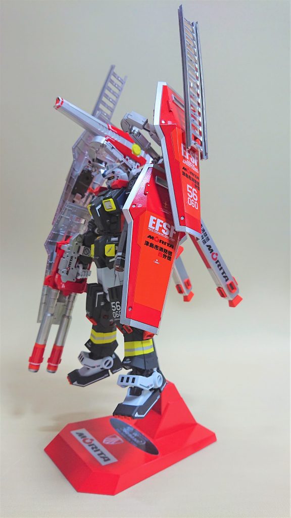 シールド4枚同じく作るのヤダから、2枚を改造することとして、レゴブロックのハシゴを付けてみることに。当然、取り外し可能。ガンプラの改造にはブロックがあると非常に助かる。