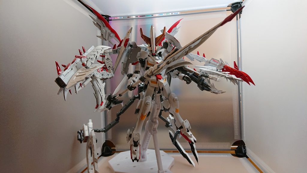 バックパックの二頭の蛇と腰の救済の盾を駆使して多数の敵と戦闘、民間人の救助、味方のサポートを行う