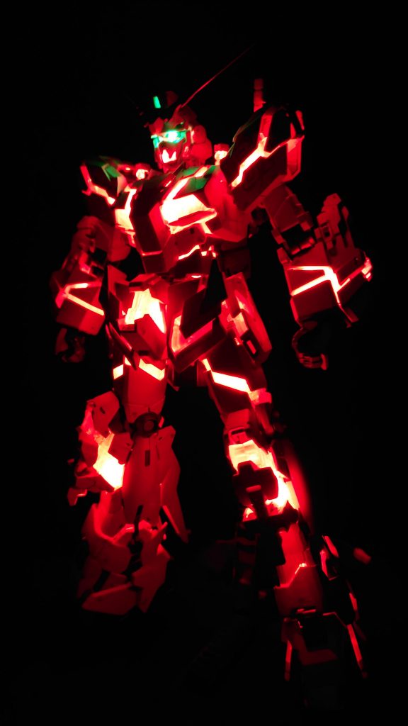 発光 赤確認しましたが塗装のおかげで外装プラの透過はなくなってました。