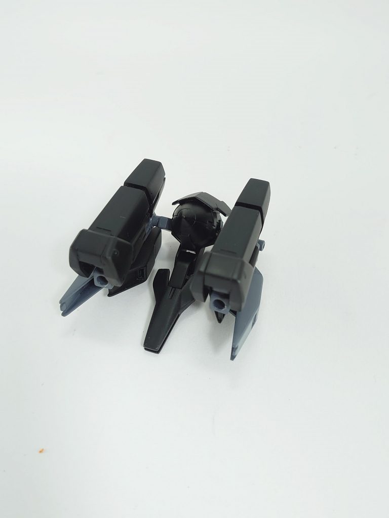 コアファイターとバックパック単体今回の大きな変更点の一つ、太陽炉のカバーをスリースラスター型からコーンスラスター型へのヘンコ使用したパーツはトランジェントガンダムパーツ脇が既に空いていたのでそこにプラ板を挟んでプルトーネのパーツがハマるようにしました。こちらは接着はしていないのでいつでもスリースラスター型に戻せます。