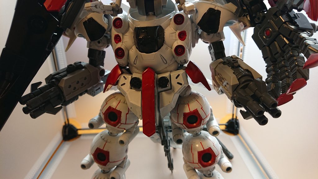 下半身には四連型のマグナムとガトリングなどが搭載されており、どれも高い破壊力を持っている
