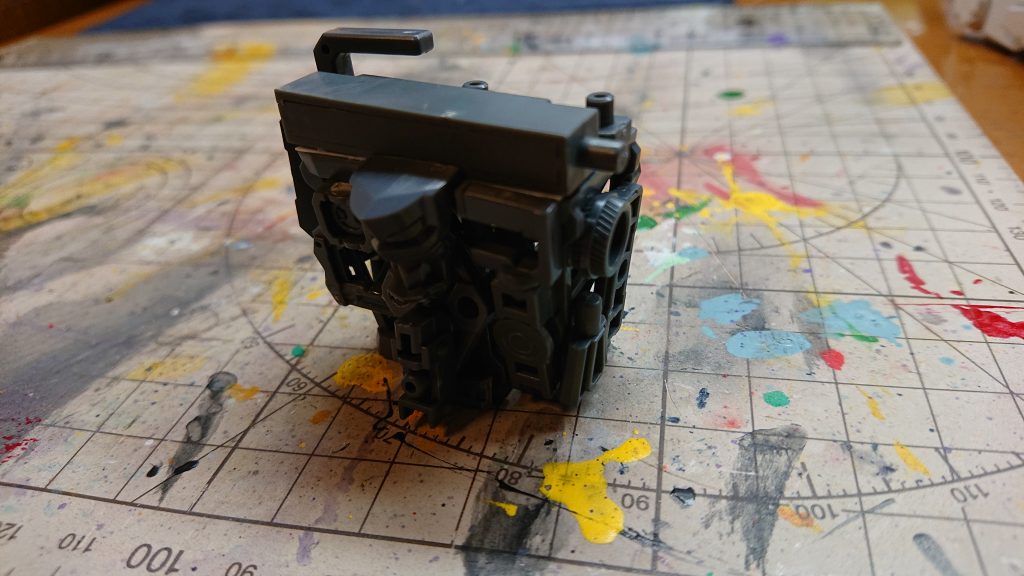 その昔地球に無数の星々が降ったその内の一つがとある技術国に落ちた箱型の形をしたその物体は言葉を話し自らを[叡智の箱]と名乗った彼は人々に高度な技術の情報を提供した当時モビルスーツを開発する技術力を人類は持っていたが[叡智の箱]の知恵を借りたことで一部の国は大きく発展していったしかし一方で彼の存在を怪しむ国や科学者も少なくはなかった  