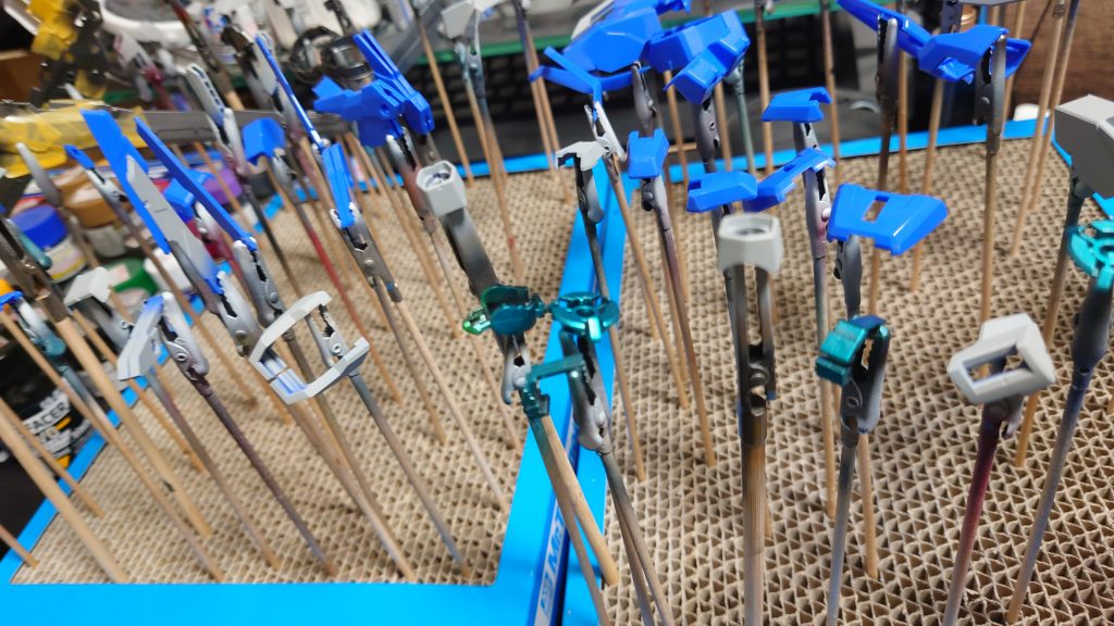 青を出すのに苦心ながら色々調色した結果ブライトロイヤルブルー70%ミリオンブルー25%蛍光ピンク少々で落ち着きました。