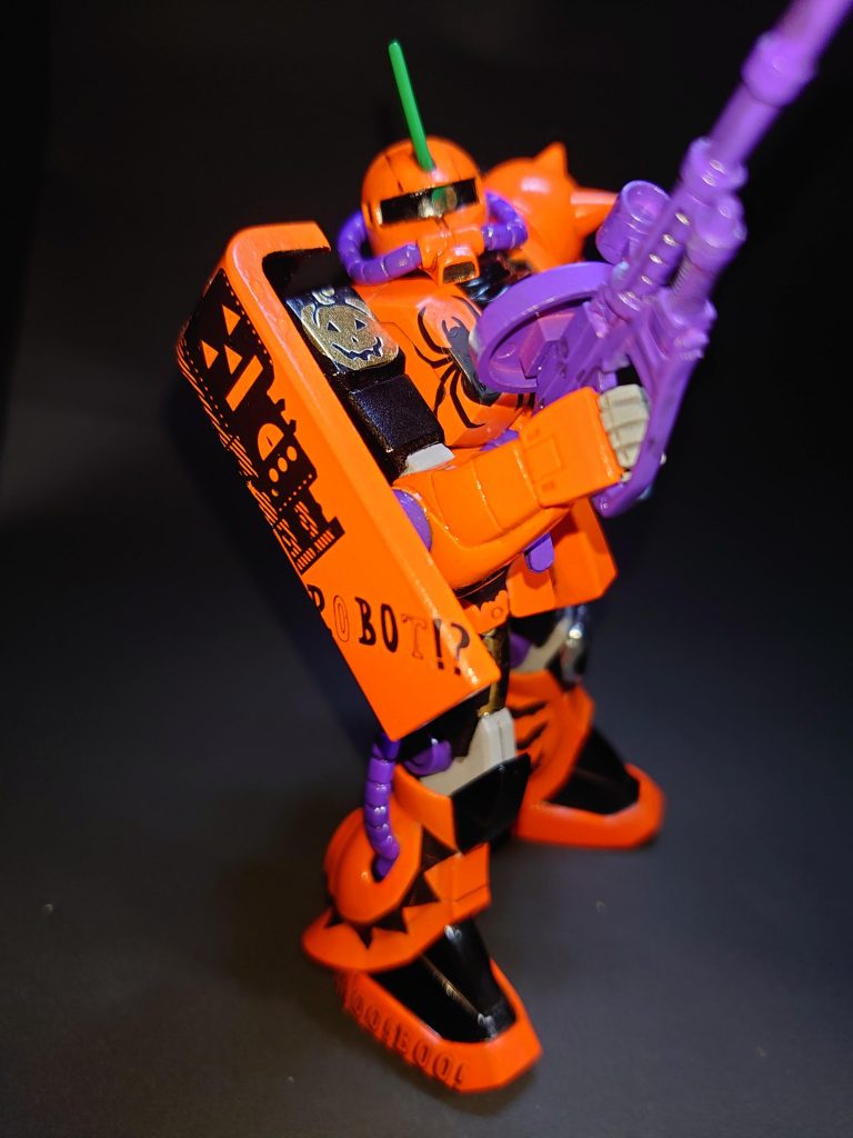 頭にはかぼちゃのへたモノアイは緑のホログラムシール肩シールドにはロボット、肩はジャック・オー・ランタン、右胸にはクモ