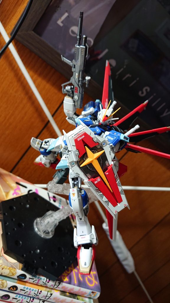 装甲にも一部筆塗りを行い付属のデカールを貼って艶消し処理 完成後に白い方のアンテナが片側折損しているのに気付き上手く修正できずあえて両側を同じ短さにしてます(笑)