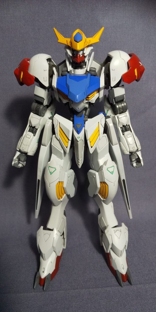 正面から右前腕が完成直前で割れてしまって合わせ目剥き出しとなっております