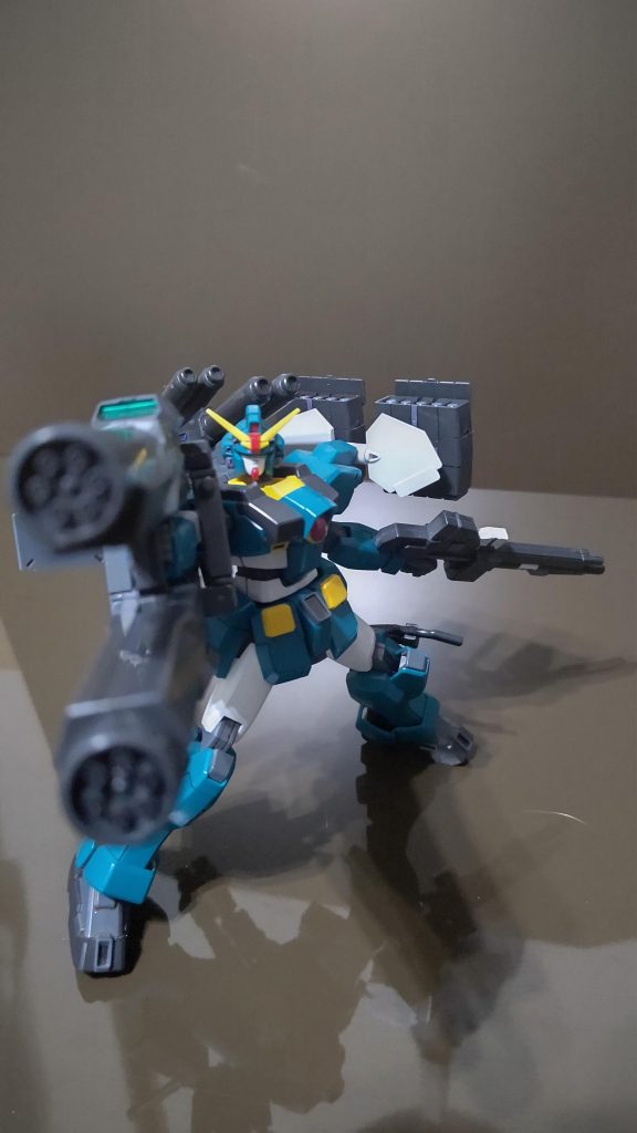 ポーズを取って。ガトリングは重そうですが、結構軽め＆保持力が高く持ってくれてます。最初は肩が直ぐに駄目になるかもと思ったけど、ここ数年この装備のままですが、問題ないです。