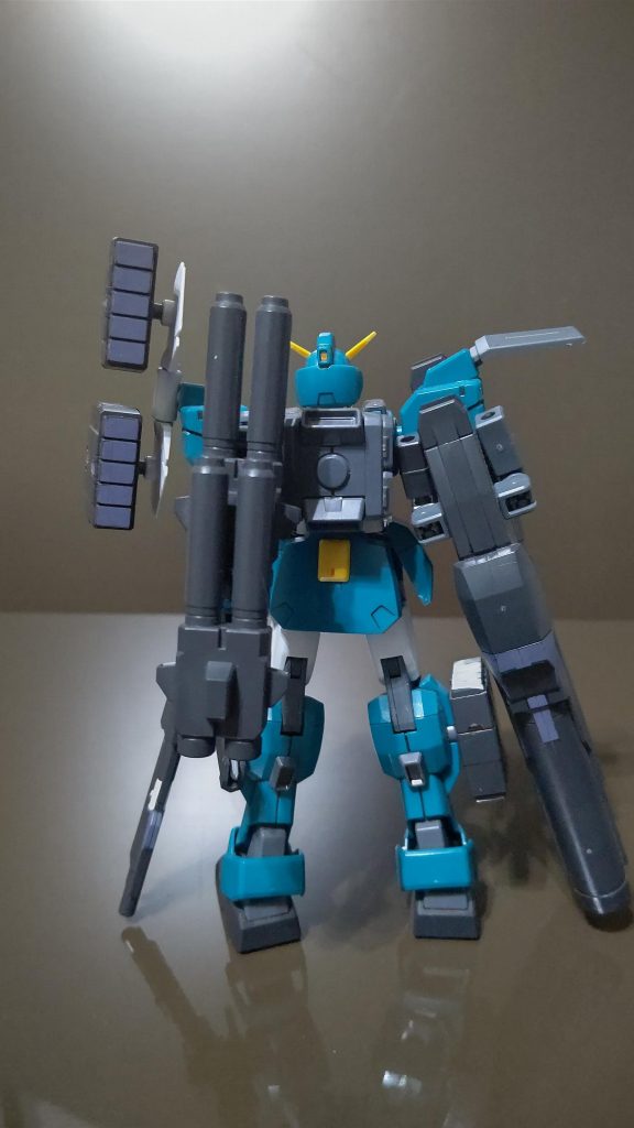 棒立ち。後ろ姿。ビームキャノンの付け方が拘り。こういった連装っぽい装備大好きです。しかし、この足とスラスターでホバー移動はできるのだろうか…