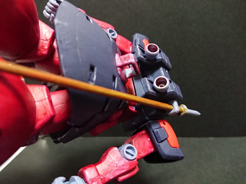 トップコートを塗った上からDAISOのアルコールマーカーで体に赤を塗っていきます。ヒートサーベルにはオレンジを、バーニアと塗装ハゲ表現にはペイントマーカーのシルバーをそれぞれ塗っています。相変わらず安いなぁ、と、思いつつ、お金や時間が無くても手軽に出来るのがグッドポイント。これを応用すればFGシリーズなら500円以内で塗装まで可能です。最後までありがとうございました。