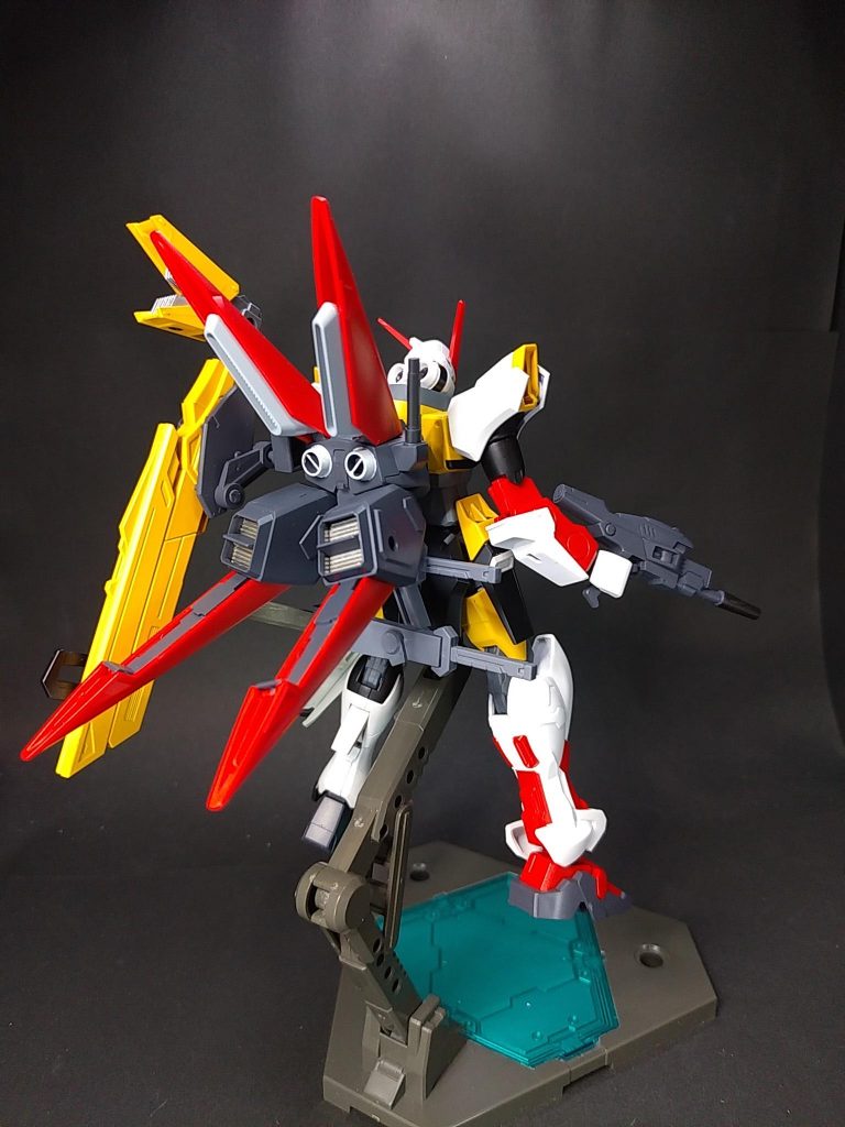 大破したデスティニーがその後どうなったのかを考えて製作しました。ザフトの最新鋭機なのでザフト軍が回収した可能性が高いですが、戦後の混乱の中ジャンク屋に回収されて「王道ではないデスティニー」になってもらいました(^_^)b破損部分はM1アストレイで修復した設定。カラーリングは建設機械をイメージして黄色と黒をメインに塗ってみました。使用した塗料はデスティニー部分黄色 TS-34キャメルイエロー黒 TS-29セミグロスブラック白 AS-20インシグニアホワイトグレー AS-26ライトゴーストグレイM1アストレイ部分赤 ガンダムマーカー ガンダムレッド白 TS-26ピュアホワイト黒 SG15 MSファントムグレー同じ白でもVPS装甲と発泡金属の装甲で違う白色を使ってみました。機体名の「リビルト」はジャンク屋っぽく、自動車の修理に使用される分解、整備、洗浄された中古部品である「リビルト品」からとりました。「再生」という意味もあります。