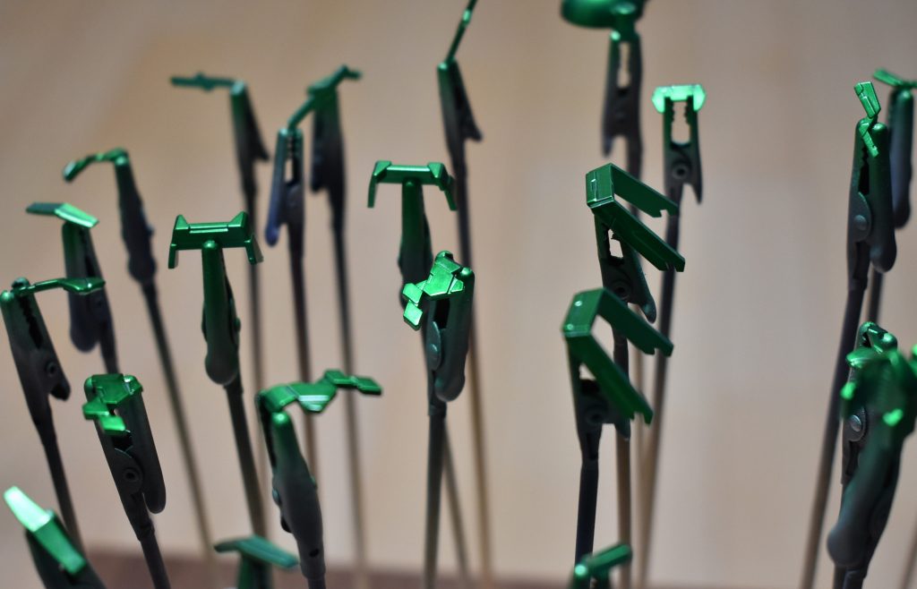 サイコフレームはファレホのシルバーを塗ったあと、エナメルのクリアグリーンを上吹きしてキャンディ塗装としました。